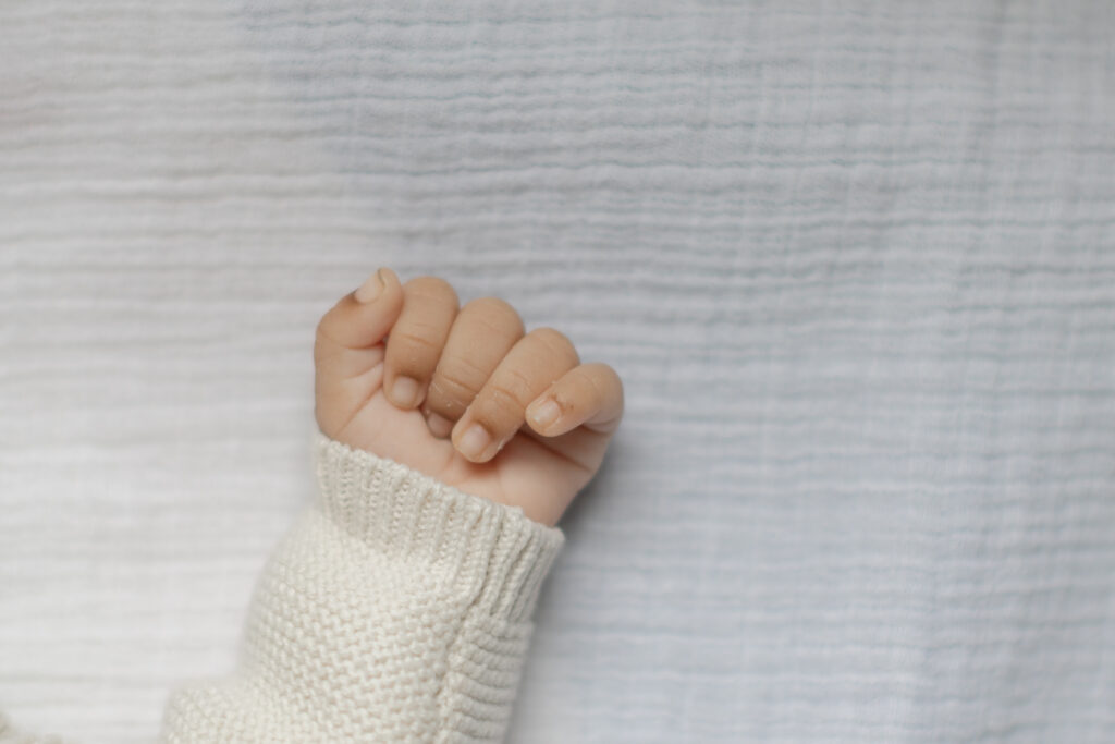 Newborn fingers | Capturing Month-Old Newborn Photos